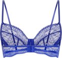 Arrière d'un soutien-gorge à armatures bleu cobalt en dentelle avec bonnets transparents et bretelles.