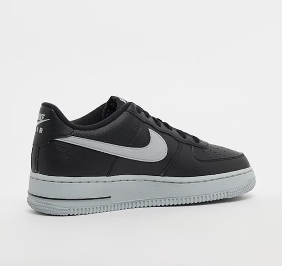 Sneaker Nike Air Force 1 en cuir noir, vue de dos, avec semelle grise et swoosh.
