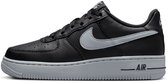 Sneaker Nike Air Force 1 en cuir noir avec semelle grise et swoosh argenté.