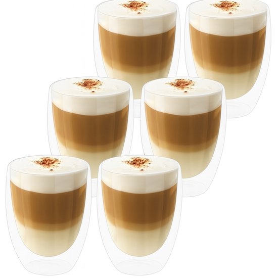 Six verres à double paroi remplis de café avec mousse de lait.