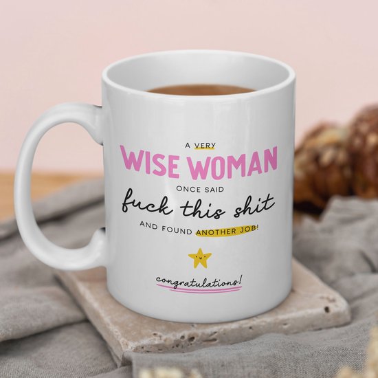 Creasowl® A Very Wise Woman Mok – “Fuck This Shit and Found a New Job” - Keramische Witte Mok 330ml - Grappige Koffiemok voor Vrouwen, Collega’s & Humorliefhebbers - Cadeau voor Nieuwe Baan, Verjaardag, Werk