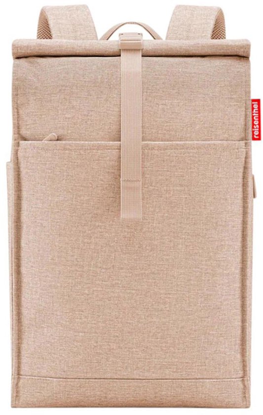 Beige rolltop rugzak met flap en bandsluiting.