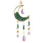 Gouden maanhanger gevuld met groene edelsteentjes, met kristallen druppels en sterren.