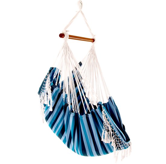 Hangmatstoel met blauwe en zwarte strepen, wit macramé en franjes, zwevend.