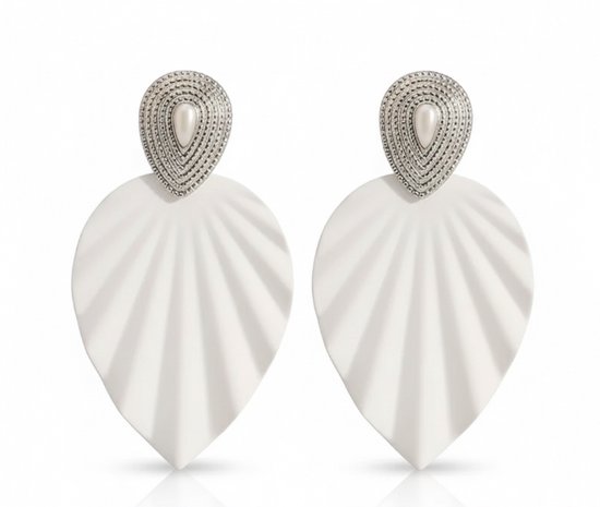 Boucles d'oreilles pendantes blanches en forme de coquillage avec un détail nacré argenté.