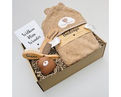 Beer baby cadeaupakket – Badcape, badspeeltje en houten borstel & kam met naam - Kraamcadeau baby - Gepersonaliseerd kraamcadeau - Baby cadeau met naam - Origineel baby cadeau - Baby geschenkset
