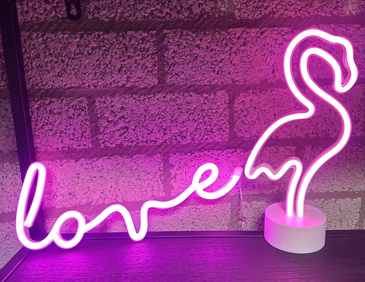 LED love en flamingo met neonlicht - Set van 2 stuks - roze neon licht - hoogte 13 x 34.5 x 2 cm / 29.5 x 14.5 x 8.5 cm - Werkt op batterijen en USB - Wandlamp + Tafellamp - Nachtlamp - Decoratieve verlichting - Woonaccessoires