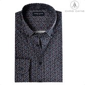 Donkerblauw overhemd met lange mouwen, een subtiele driehoekige print in rood, wit en beige. Met borstzak.