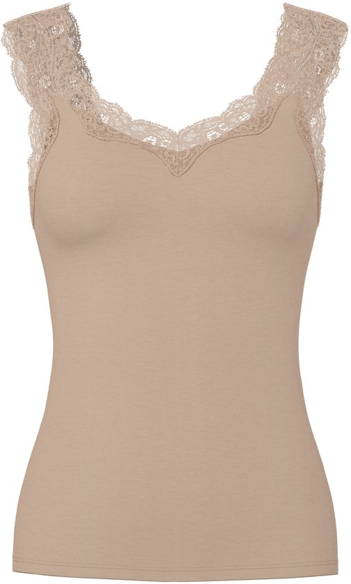 Beige hemd met kanten afwerking aan de schouderbandjes en de V-hals.