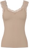 Beige hemd met kanten afwerking aan de schouderbandjes en de V-hals.