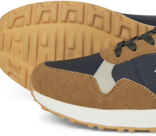 Detail van de zool en neus van een donkerblauwe en bruine Jack & Jones sneaker met suède.