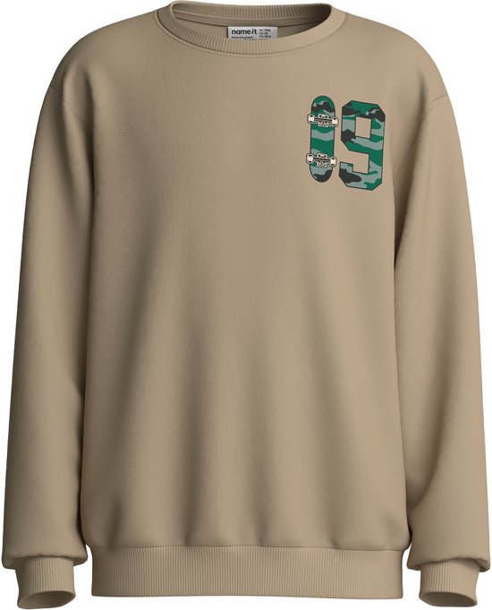 Bruine sweater met op de voorkant links een camouflage 19-print met skateboard.