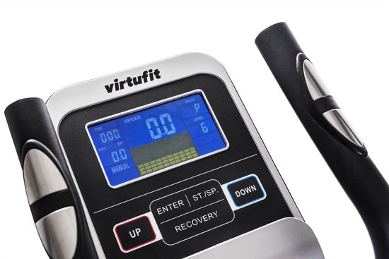 Close-up van het display en de bedieningsknoppen van een VirtuFit crosstrainer.