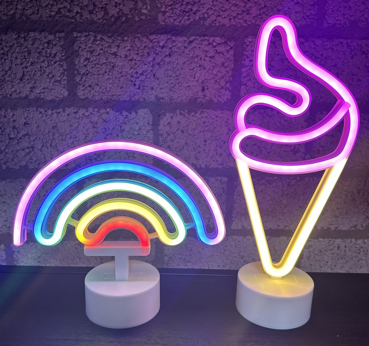 LED regenboog en ijsje met neonlicht - Set van 2 stuks - multicolour en roze neon licht - hoogte 20 x 22.5 x 8.5 cm / 30 x 13 x 8.5 cm - Werkt op batterijen en USB - Tafellamp - Nachtlamp - Decoratieve verlichting - Woonaccessoires