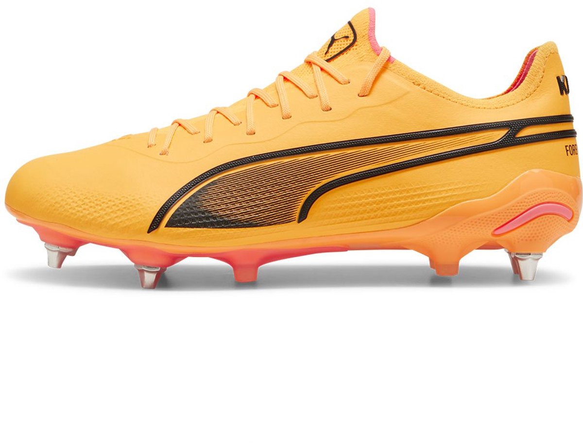 Puma King Ultimate Mxsg voetbalschoenen in oranje, EU 45, met gedurfde designupgrades en innovatieve materialen.