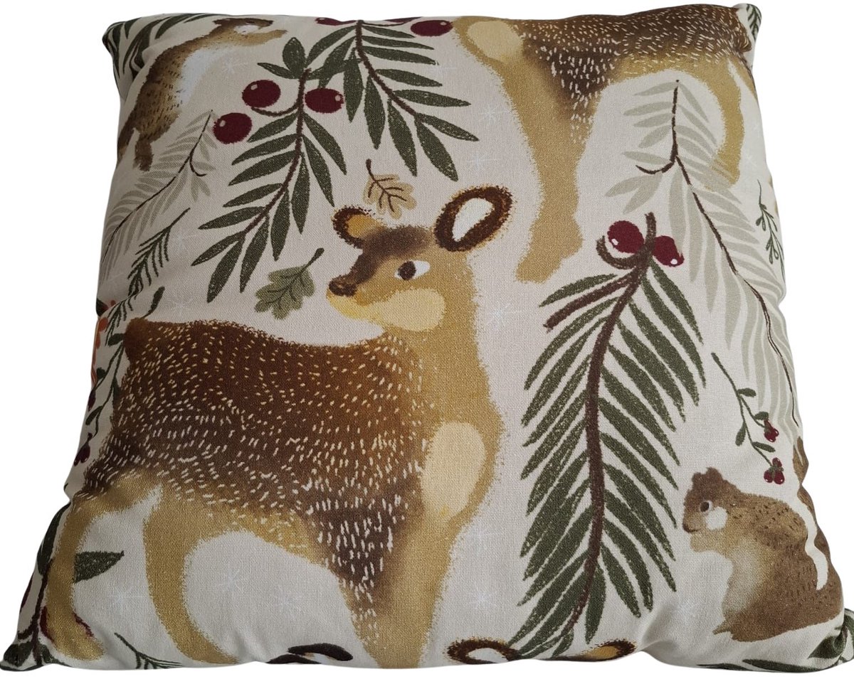Mica Hert Sierkussen 45x45 cm – Beige – Herfst Kussen – Decoratiekussen met Hert-print voor Bank en Fauteuil