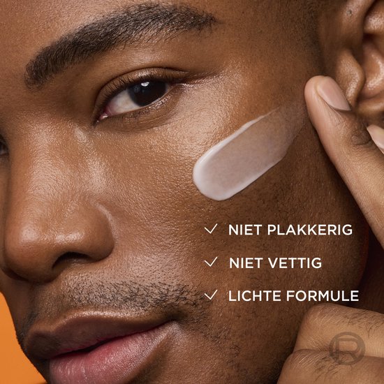 Close-up van een man die een witte crème aanbrengt op zijn wang. Tekst zegt 'NIET PLAKKERIG', 'NIET VETTIG', 'LICHTE FORMULE'.