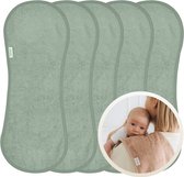 Set van 5 lichtgroene spuugdoekjes met afgeronde hoeken. Een baby ligt op de schouder.