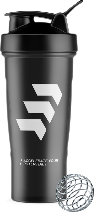 Zwarte shaker met witte logo en tekst 'ACCELERATE YOUR POTENTIAL'. Metalen mixbal ligt ernaast.