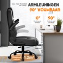 Zwarte bureaustoel met 90° inklapbare armleuningen, ideaal om onder een bureau te schuiven en ruimte te besparen.
