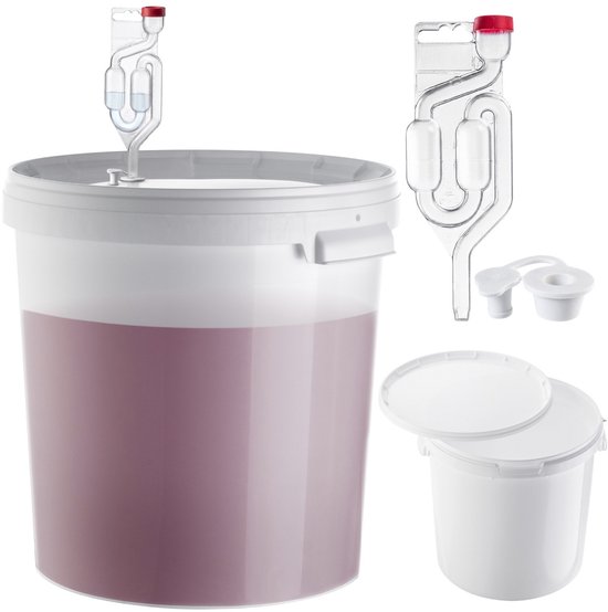 Seau de fermentation blanc avec liquide rose, barboteur et robinet, avec un couvercle et un seau supplémentaires.
