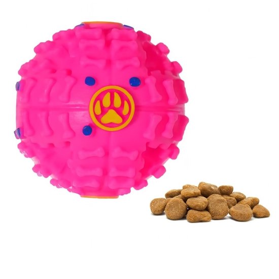 Roze hondenbal met botjes en blauwe stippen, met gele pootafdruk. Hondenvoer ligt ernaast.