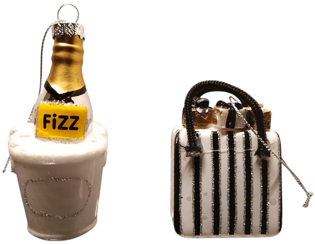 Luxe Kerstornament 9 cm lang- kerstbal – Designer Bag met Cadeaus & Champagnekoeler – goud – Glanzende Kerstdecoratie