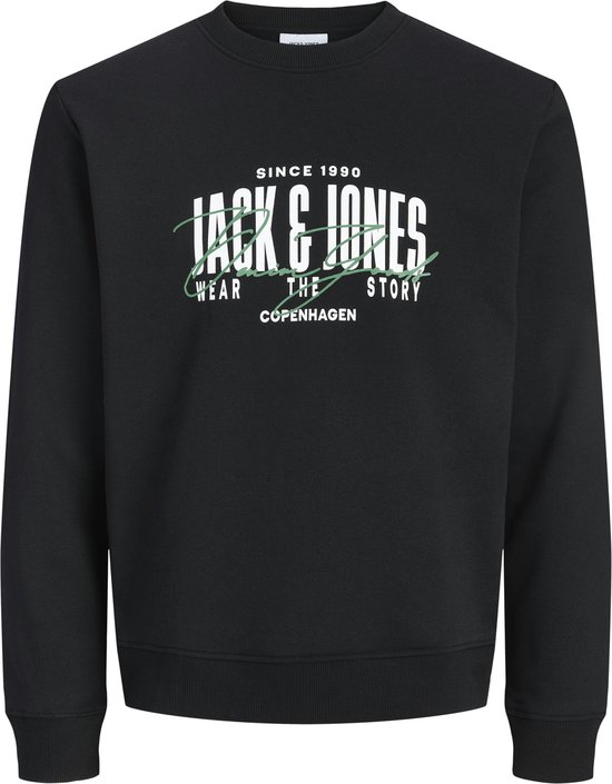 Zwarte sweater met tekst 'SINCE 1990 JACK & JONES WEAR THE STORY COPENHAGEN' op de voorkant.