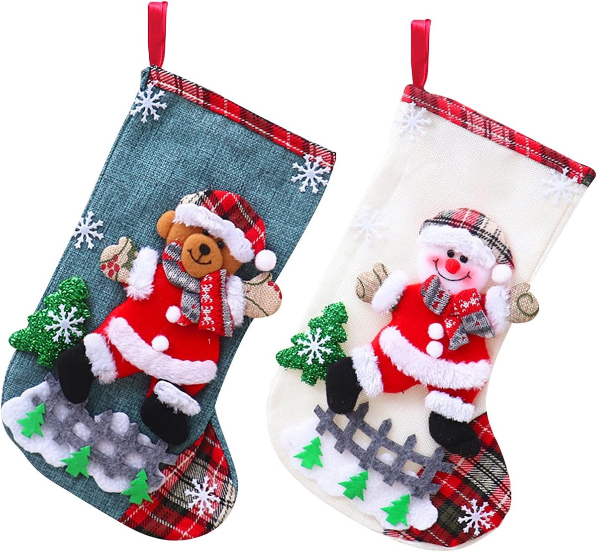 Hangende kerstkousen voor boomdecoratie, plaidzakje met sneeuwpop en beer, kerstsfeer.