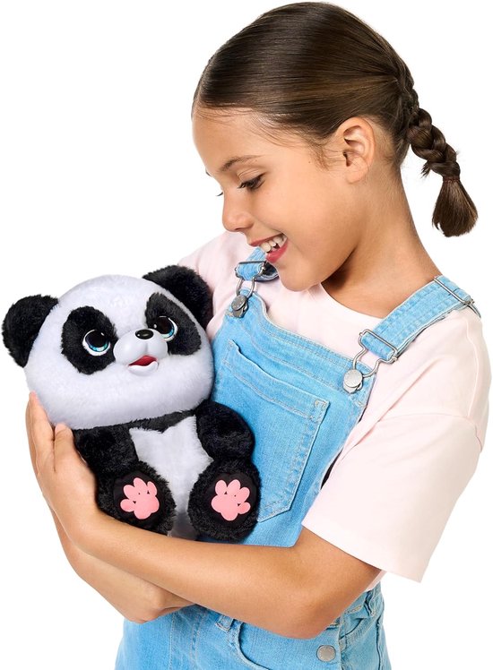 Meisje met sproetjes en blauwe tuinbroek houdt een knuffelpanda vast met zwarte oren en vlekken, witte snuit en roze pootjes.