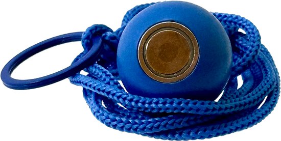 Donkerblauwe boule met metalen inzetstuk, met blauw gevlochten koord en ring.