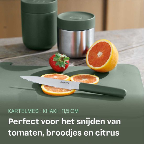 Kartelmes van BergHOFF in khaki, met zilverkleurig lemmet, op een snijplank met fruit. Tekst 'Perfect voor het snijden van tomaten, broodjes en citrus'.
