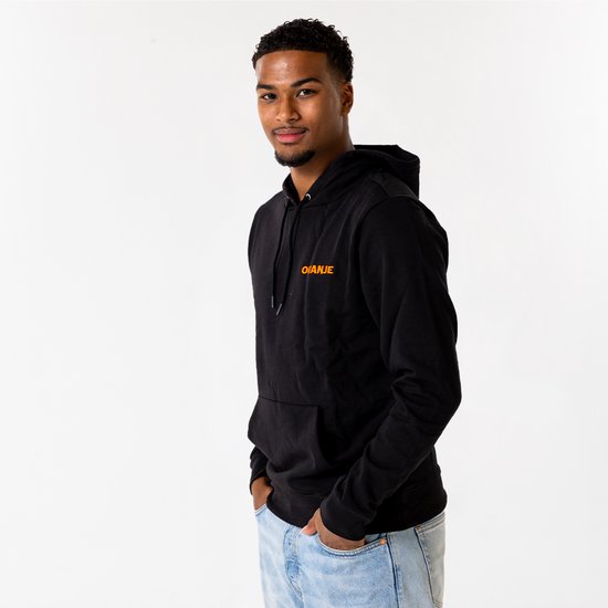 Zwarte hoodie met oranje 'ORANJE' opdruk links op de borst, gedragen door een man.