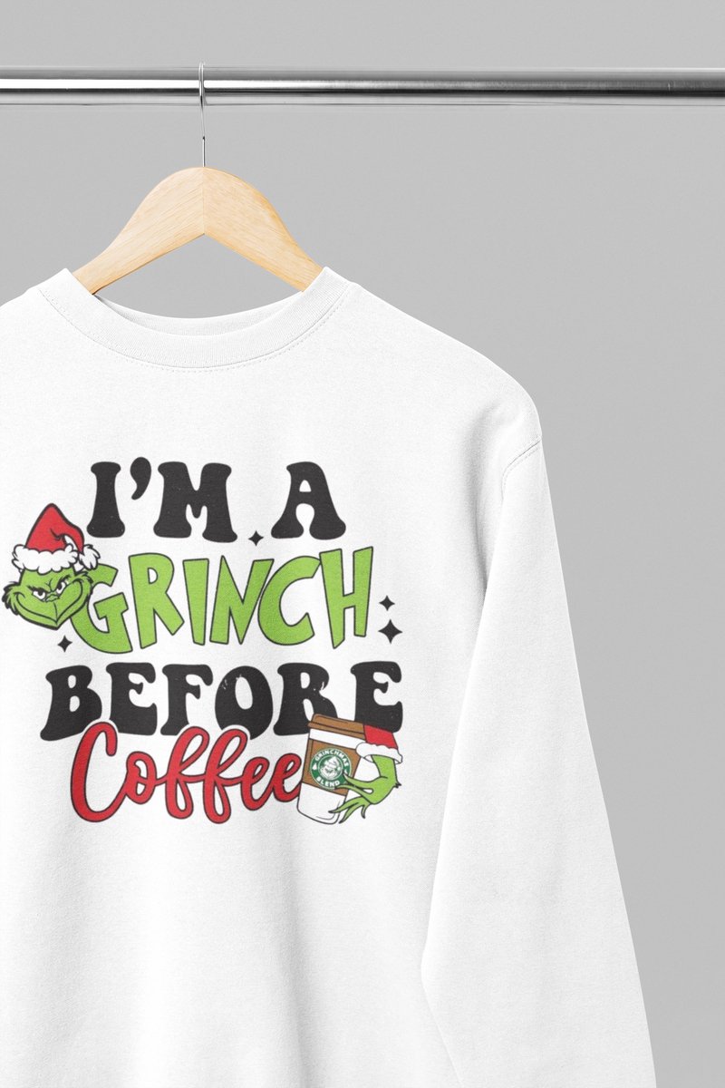 Foute kersttrui - I'm a grinch before coffee - Wurban Wear | 18+ | Grappige trui | Leuk cadeau | Unisex sweater | Oversized trui | Kersttrui heren | Foute kerstkleding | Kerst sweater | Kerst diner | Kersttrui dames | Foute kersttruiendag 2025 | Wit