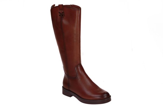 Bruine leren laars met een lage hak en decoratieve gesp bovenop.