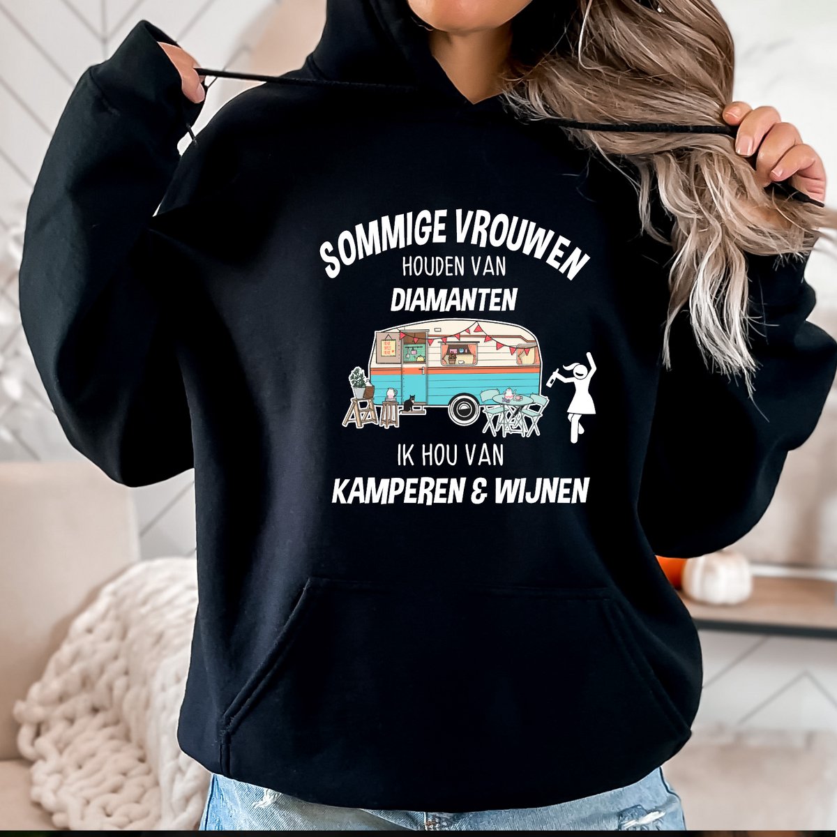 Dames hoodie Maat S- Heerlijk voor op de camping- Kleur Zwart- Sommige vrouwen houden van diamanten, ik hou van kamperen en wijnen.