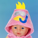 Roze badjas met capuchon met eenden gezicht, duikbril, snorkel en gele kuif.