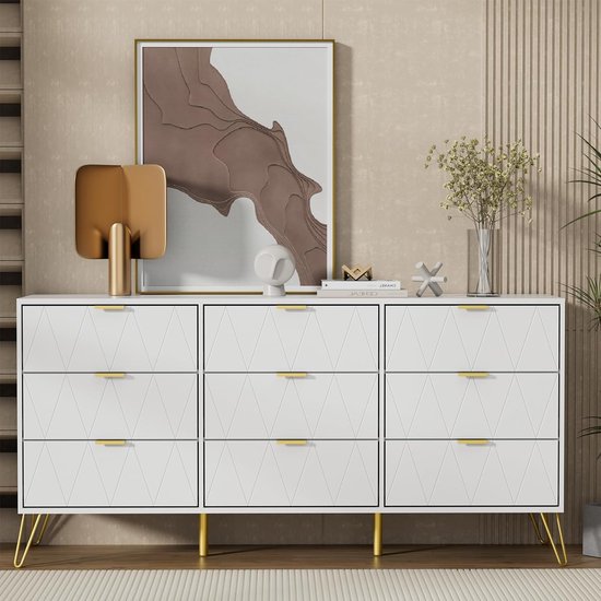Witte ladekast van 150 cm breed, met 9 laden en gouden pootjes, in een modern interieur.