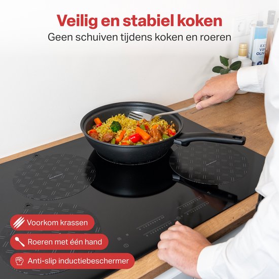 Man kookt op een zwarte inductieplaat met daarop een zwarte inductiebeschermer met ruitpatroon.