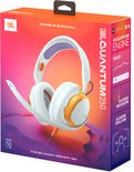 Verpakking van de JBL Quantum 250 gaming headset, met afbeelding van de witte en oranje headset.