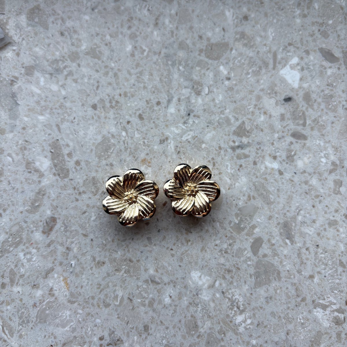Lauré -Button cover bloem - Goud - Set van 2 stuks - 16 mm - Manchetknopen voor dames - Decoratieve cufflinks