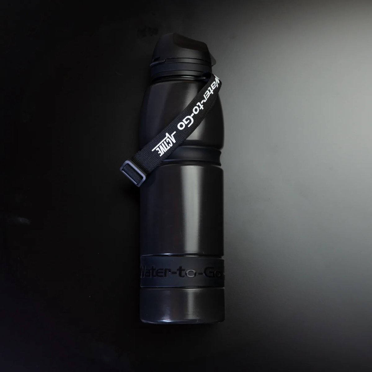 Cover van WatertoGo Active Fles 1 Liter - Zwart - Met Filter - Duurzame BPA-vrije Drinkfles - Ideaal voor Sport, Reizen & Outdoor - Noodpakket
