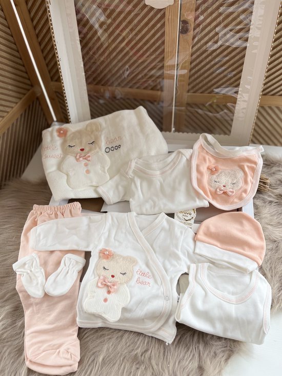 Luxe 10 delige new born set met deken -luxe geschenkdoos- lichte zalm kleur- little sweet bear-100% katoen- baby set - babyshower-kraam cadeau - gift new born girl - 0 tem 4 maanden — afbeelding 2
