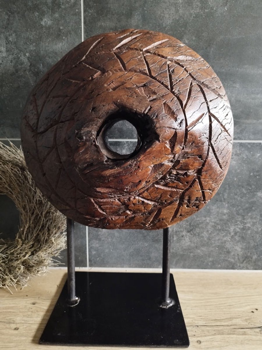 Wheel on stand decoratie beeld