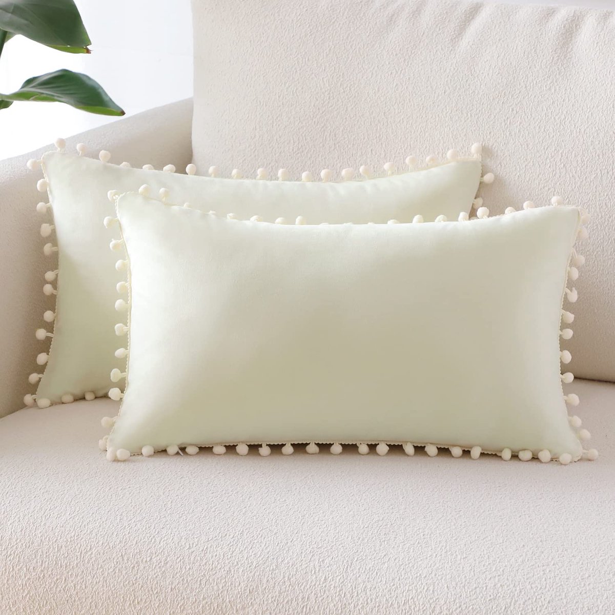 Ibenzoa Set van twee zachte fluwelen kussenslopen met decoratieve pompons voor bank en bed crèmewit