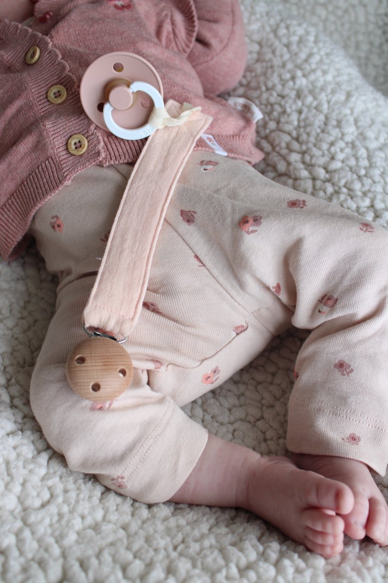 Speenkoord - katoen - Zalm Roze kleur - houten knop - fopspeen - accessoires baby - speenketting - baby - kraamcadeau - stof - speenkoord jongen - speenkoord meisje - speenkoord katoen
