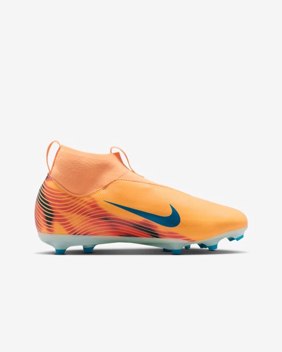 Nike Mercurial Superfly voetbalschoenen in oranje, maat 35, met synthetisch materiaal en multiground noppen.