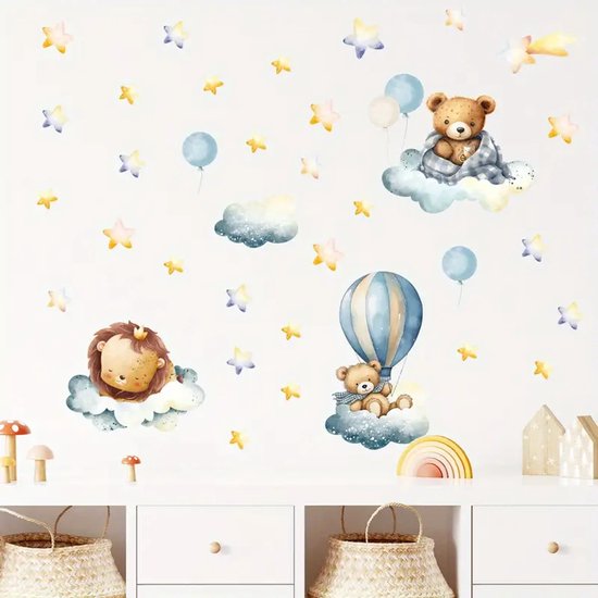 Kinderkamer decoratie met schattige muurstickers: teddyberen, leeuwtje, luchtballon en vele sterren.