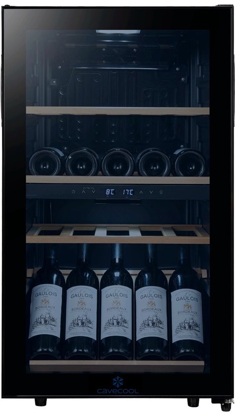 Zwarte Cavecool wijnkoelkast met glazen deur, houten rekken, interne LED-verlichting en digitaal temperatuurdisplay.