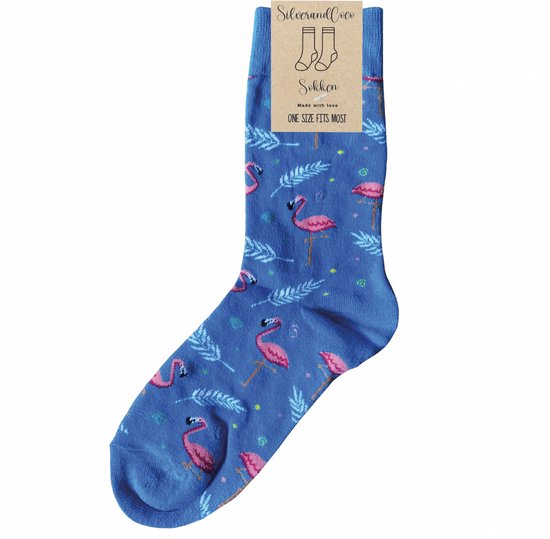 Blauwe sok met roze flamingo's, witte veren en gele stippen. "SilverandCoco Sokken" label.